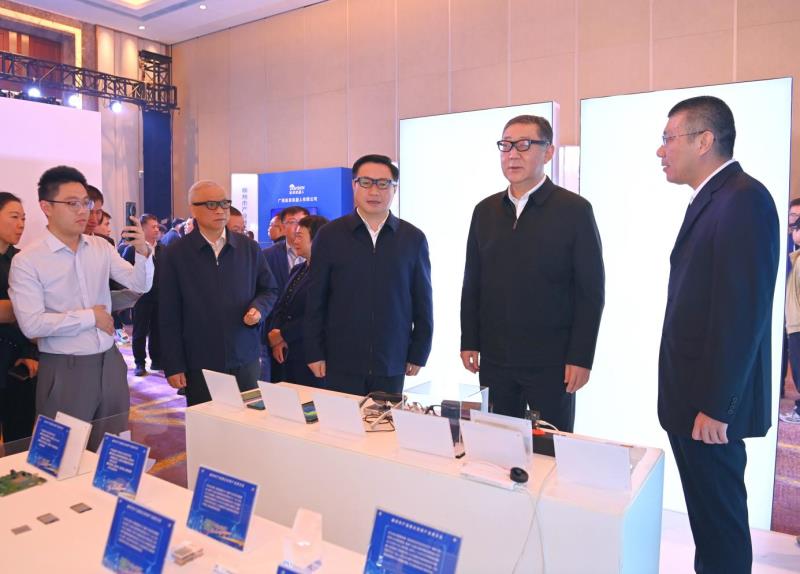 张壮、刘胜友等参观柳州市产业融合发展产品展示会，并试用智能眼镜。柳州市融媒体中心记者 黄蕊 摄