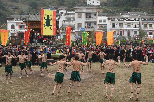 蚂拐节祭拜仪式上的民俗表演