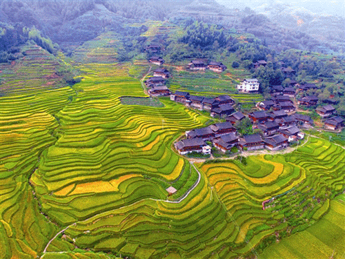 龙胜各族自治县伟江乡苗族村寨景色宜人