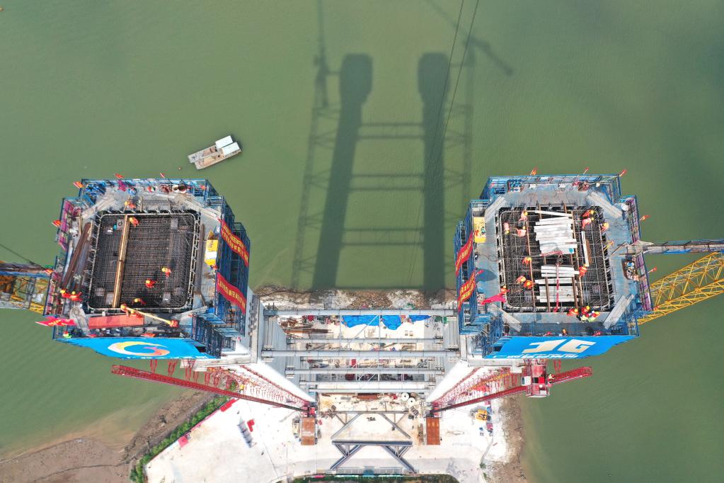 广西最长跨海大桥174米高主塔封顶