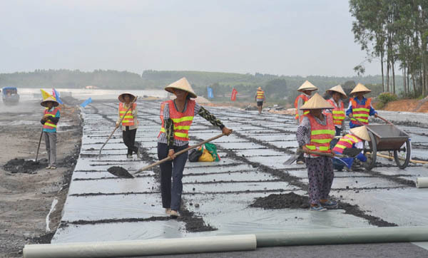 玉铁高速公路节日施工忙