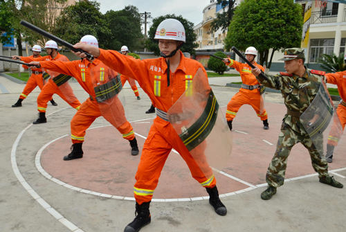 罗城:消防员和武警互相学艺